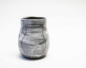 Große schwarz/weiße Blumenvase - Geschwungene Steinzeug Vase - garantiert Wasserdicht