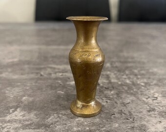 Jarrón miniatura de latón antiguo fabricado en India