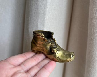 Adorno de zapato de latón macizo vintage para decoración del hogar. Pisapapeles.