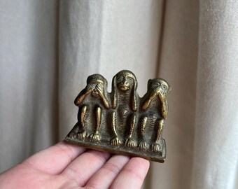 Figura vintage de latón de los Tres Monos Sabios con la inscripción "No ver, no oír, no hablar del mal".