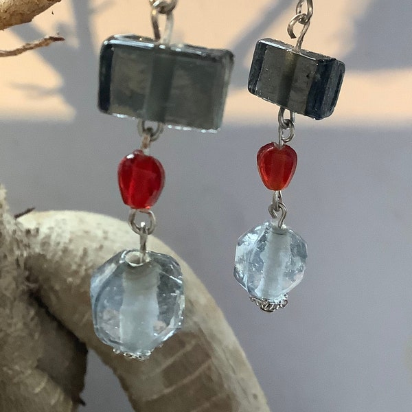 Boucles d’oreilles perles verre multiformes grises et rouges