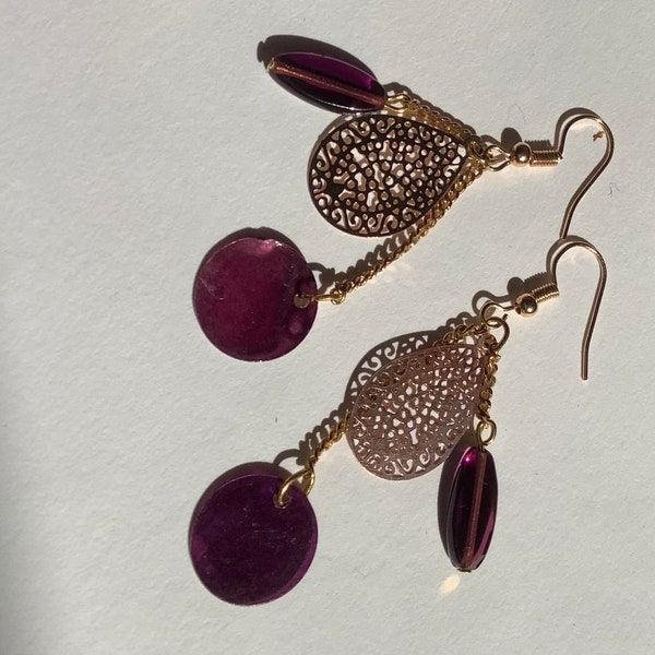 Boucles d’oreilles  filigrane doré et parures violettes