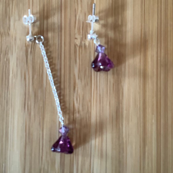 Boucles d’oreilles clou, asymétriques, métal argenté, fleur verre violette