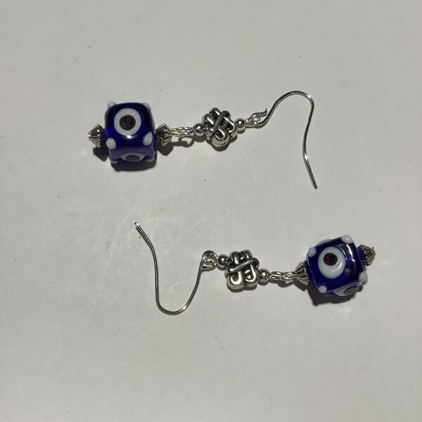 Boucles d’oreilles argentées et cube Murano bleu marine