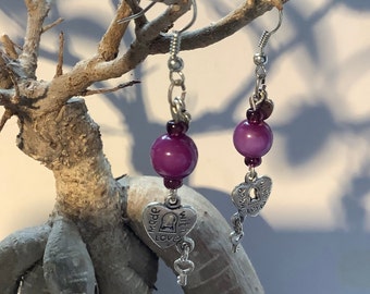 Boucles d’oreilles argentées perle violette et petits cœurs.