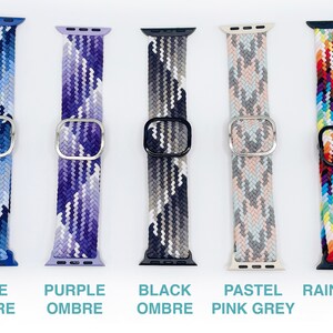 Pode incluir: Cinco bandas tran&ccedil;adas para Apple Watch em diferentes combina&ccedil;&otilde;es de cores. As bandas s&atilde;o azul e branco, roxo e branco, preto e branco, rosa e cinza, e arco-&iacute;ris.