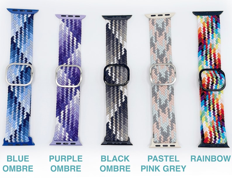 Pode incluir: Cinco bandas tran&ccedil;adas para Apple Watch em diferentes combina&ccedil;&otilde;es de cores. As bandas s&atilde;o azul e branco, roxo e branco, preto e branco, rosa e cinza, e arco-&iacute;ris.