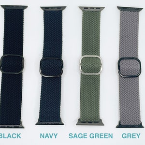 Pode incluir: Quatro pulseiras tran&ccedil;adas para Apple Watch em preto, azul marinho, verde s&aacute;lvia e cinza. Cada pulseira tem uma fivela preta ou prateada.
