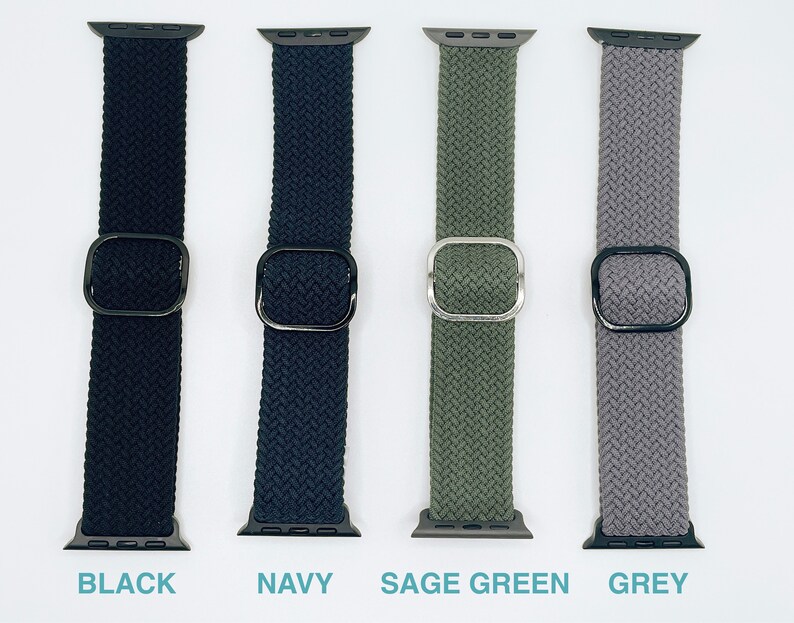 Pode incluir: Quatro pulseiras tran&ccedil;adas para Apple Watch em preto, azul marinho, verde s&aacute;lvia e cinza. Cada pulseira tem uma fivela preta ou prateada.
