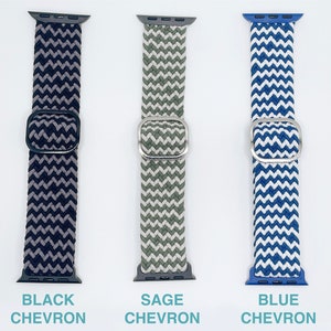 Pode incluir: Tr&ecirc;s pulseiras para Apple Watch em preto, verde-s&aacute;lvia e azul com um padr&atilde;o chevron. As pulseiras s&atilde;o feitas de um material tecido e t&ecirc;m uma fivela prateada.