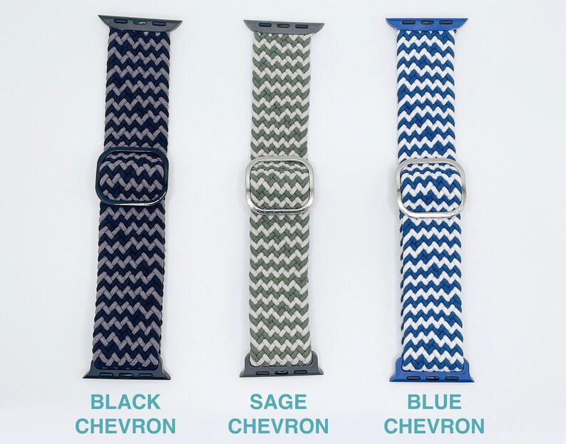 Pode incluir: Tr&ecirc;s pulseiras para Apple Watch em preto, verde-s&aacute;lvia e azul com um padr&atilde;o chevron. As pulseiras s&atilde;o feitas de um material tecido e t&ecirc;m uma fivela prateada.