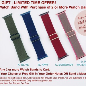 Pode incluir: Quatro pulseiras de rel&oacute;gio de diferentes cores para Apple Watch. As pulseiras s&atilde;o verde oliva, azul marinho, vermelho bord&ocirc; e rosa e cinza. O texto na imagem diz "Presente gr&aacute;tis - Oferta por tempo limitado! Pulseira de rel&oacute;gio gr&aacute;tis na compra de 2 ou mais pulseiras de rel&oacute;gio. Presente gr&aacute;tis: Pulseira de rel&oacute;gio el&aacute;stica plana Op&ccedil;&otilde;es. A. Olive B. Navy C. Burgundy D. Pink Watermelon 1. Adicione 2 ou mais pulseiras de rel&oacute;gio ao seu carrinho. 2. Digite sua escolha de presente gr&aacute;tis nas notas do seu pedido OU envie uma mensagem. * Se sua escolha de presente gr&aacute;tis estiver esgotada, OU se voc&ecirc; n&atilde;o tiver fornecido sua escolha, substituiremos por um item diferente que esteja dispon&iacute;vel. Oferta dispon&iacute;vel apenas enquanto durarem os estoques. * Limite de 1 item gr&aacute;tis por pessoa por dia."