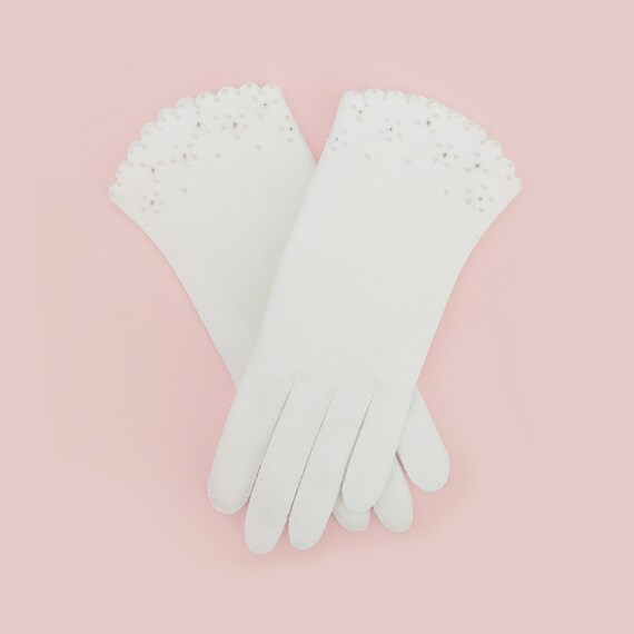 Beautiful Unworn White Vintage Day Gloves With Bea