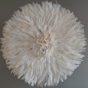 Sombrero Juju color crema para decoración de pared, tapiz africano de plumas hecho a mano, arte de pared bohemio, sombrero Juju de Camerún color marfil, decoración de lujo para el hogar.
