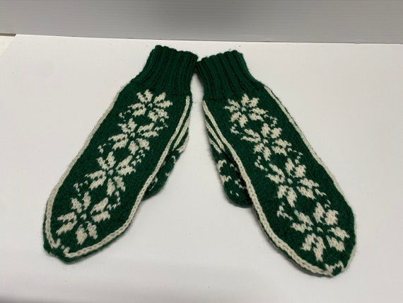 green Vintage hand knit mittens