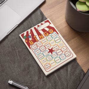 Puede incluir: Un juego de tres tazas de cerámica con un acabado mate moteado. Cada taza presenta un color diferente: azul claro, crema y gris. Las tazas tienen un diseño simple y moderno y un asa cómoda.