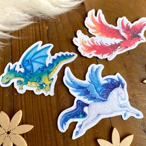 Drei fantastische Glitzersticker mit den magischen Tieren Pegasus, Drache und Phönix, Aquarell-Aufkleber als Geschenk oder zur Deko