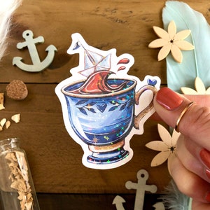 Zauberhafter Sticker Kaffeetasse mit Papierboot, Glitzersticker Kaffee, Aufkleber mit Glitzer für Fantasy-Fans, Bullet Journal Sticker Tasse