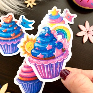 Vier süße Cupcake-Sticker, Glitzersticker Muffins, fantasievolle Süßigkeiten-Aufkleber, bunte Sticker mit Sternen-Glitzer, Geschenk Mädchen