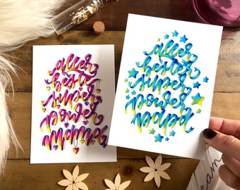 Zwei Handlettering-Postkarten zum Muttertag und Vatertag im Format Din A6 als bunte Grüße für Mama und Papa