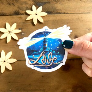 Runder blauer Glitzersticker mit Leuchtturm aus Aquarell und Handlettering "Liebe" als Geschenk zum Valentinstag oder Bullet Journal Deko