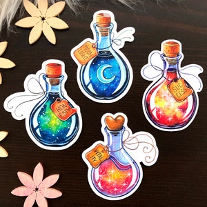 Könnte beinhalten: Vier Glasflaschen mit Korkstopfen und galaktischem Flüssigkeitsdesign. Jede Flasche hat ein Etikett mit einem anderen Wort: "Moon Light", "Honesty", "Success" und "Vitality".