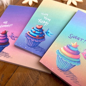 Drei viereckige Mini-Notizblöcke im Set mit jeweils 50 Blatt und süßen Aquarell-Cupcakes, perfekt als To Do Liste, Memo Pad und Schreibblock imagem 5