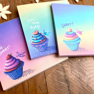 Drei viereckige Mini-Notizblöcke im Set mit jeweils 50 Blatt und süßen Aquarell-Cupcakes, perfekt als To Do Liste, Memo Pad und Schreibblock imagem 9