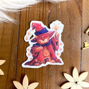 Niedlicher Zaubärer-Sticker, großer Glitzersticker mit magischem Bär, verträumter Aufkleber mit Aquarell-Illustration und magischem Tier
