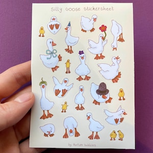 Könnte beinhalten: Eine Sticker-Tafel mit weißem Hintergrund, auf der 20 verschiedene Sticker mit lustigen Gänsen in verschiedenen Posen abgebildet sind. Die Sticker sind alle weiß mit schwarzen Augen und Schnäbeln. Der Text "Silly Goose Stickersheet" befindet sich oben auf der Tafel. Der Text "by parfum bubbles" befindet sich unten auf der Tafel.