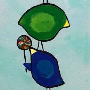 Puede incluir: Una pila de pájaros de dibujos animados coloridos, cada uno con un diseño y una personalidad únicos. Los pájaros están apilados uno encima del otro, con el pájaro de abajo de pie sobre un parche de hierba verde. El pájaro de arriba sostiene un globo azul.