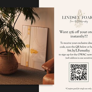 Op de afbeelding: Een witte deur met gouden accenten is ingelijst tegen een witte muur. Op de voorgrond staan een potplant met een palmboom en een bruine leren stoel. De tekst op de afbeelding luidt: "Lindsey Foard Fine Art Photography Want 15% off your order... instantly?!? To receive your exclusive discount code, scan the QR below or head to bit.ly/LFemail15 to sign up for the OWAC newsletter! (web address is case sensitive) *Coupon good for single use only."