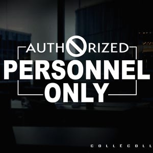 Può includere: Grafica in bianco e nero con le parole "PERSONALE AUTORIZZATO SOLO" in grassetto, carattere sans-serif. La parola "AUTORIZZATO" ha un cerchio rosso con una linea che lo attraversa. L'angolo in basso a destra ha il testo "COLLECOLLE".