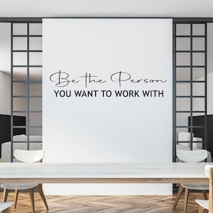 Vinilo decorativo de pared "Sé la persona con la que quieres trabajar" - Vinilos decorativos para la oficina - Frases inspiradoras para la oficina - Decoración de oficina - Regalo para un compañero de trabajo
