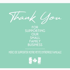 Peut inclure: Une carte de remerciement vert clair avec du texte blanc qui dit "Merci" et "Pour soutenir notre petite entreprise familiale". La carte comprend &eacute;galement le texte "Merci de supporter notre petite entreprise familiale" en fran&ccedil;ais et un drapeau canadien stylis&eacute;.