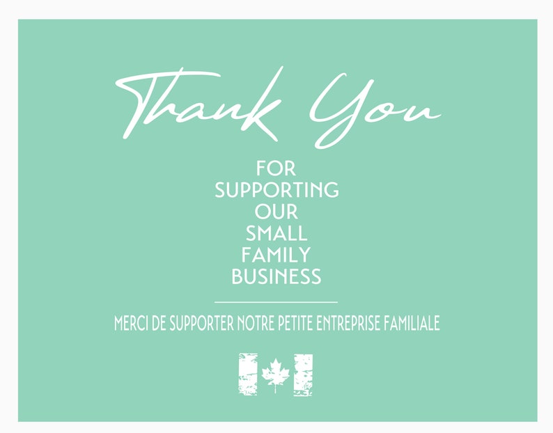 Peut inclure: Une carte de remerciement vert clair avec du texte blanc qui dit "Merci" et "Pour soutenir notre petite entreprise familiale". La carte comprend &eacute;galement le texte "Merci de supporter notre petite entreprise familiale" en fran&ccedil;ais et un drapeau canadien stylis&eacute;.