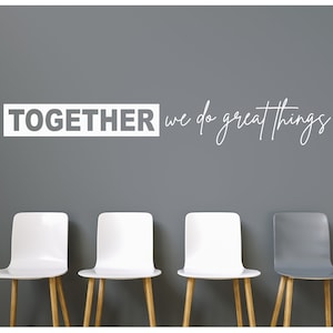 Puede incluir: Una pared gris con el texto "TOGETHER we do great things" en blanco. Hay cuatro sillas en fila, tres blancas y una gris, con patas de madera.