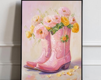Op de afbeelding: Een schilderij van roze cowboylaarzen gevuld met een boeket gele en roze bloemen. De laarzen staan op een lichtroze achtergrond.
