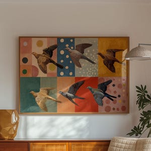 Pu&ograve; includere: Un soggiorno in stile moderno di met&agrave; secolo con una credenza in legno, una poltrona a fantasia e una grande opera d'arte con uccelli in volo. Un vaso dorato e una lampada da terra con paralume intrecciato completano l'arredamento. La stanza ha un tappeto e una pianta.