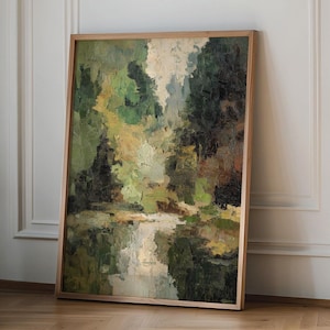 Op de afbeelding: Een rechthoekig ingelijst kunstwerk aan de muur met een abstract landschapsschilderij met dikke, getextureerde penseelstreken in tinten bosgroen, olijf, crème en donkerbruin, die een bebost gebied met een waterreflectie weergeven.