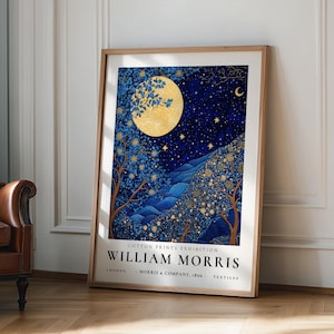 Peut inclure: Une affiche représentant une illustration bleue et dorée d'une forêt éclairée par la lune avec un croissant de lune et des étoiles. Le texte "COTTON PRINTS EXHIBITION WILLIAM MORRIS LONDON - MORRIS & COMPANY, 1864 - TEXTILES" est en bas de l'affiche.