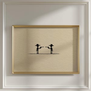 Op de afbeelding: Een ingelijst kunstwerk aan de muur met een minimalistische zwarte illustratie op een getextureerde beige achtergrond. Het kunstwerk toont twee zwarte silhouetten van figuren met hoeden met brede randen, die tegenover elkaar staan en pistolen richten.