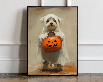Puede incluir: Un perro blanco vestido de fantasma sostiene una calabaza naranja. El perro está de pie sobre una superficie marrón.