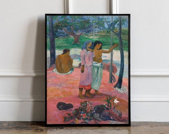 Op de afbeelding: Een schilderij van drie mensen die in een weelderig groen bos staan. De twee vrouwen dragen lange, vloeiende jurken, terwijl de man een lendendoek draagt. Het schilderij is gemaakt in een levendige, kleurrijke stijl, met de nadruk op de figuren en hun omgeving.