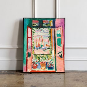 Puede incluir: Una pintura de una ventana con una vista abierta de un puerto con veleros. La ventana est&aacute; pintada en tonos de rosa, rojo y verde. La escena del puerto est&aacute; pintada en tonos de azul, rosa y blanco. Hay plantas en macetas delante de la ventana.
