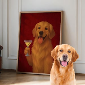 Könnte beinhalten: Ein gerahmter Druck eines Golden Retrievers, der ein Martini-Glas hält, vor rotem Hintergrund. Ein echter Golden Retriever sitzt vor dem Druck. Das Fell des Hundes ist golden, und der Druck hat einen Holzrahmen.