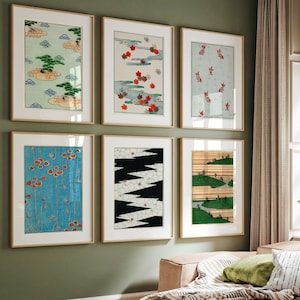 Puede incluir: Seis impresiones enmarcadas con diferentes diseños de inspiración japonesa. Las impresiones presentan patrones geométricos, motivos florales y paisajes. Los marcos son todos de color madera clara y están dispuestos en una cuadrícula en una pared verde.