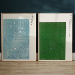 Puede incluir: Dos impresiones enmarcadas con caligrafía japonesa y diseños abstractos. La impresión de la izquierda presenta un diseño abstracto azul y blanco con pájaros volando en el cielo. La impresión de la derecha presenta un fondo verde con pájaros volando en el cielo.