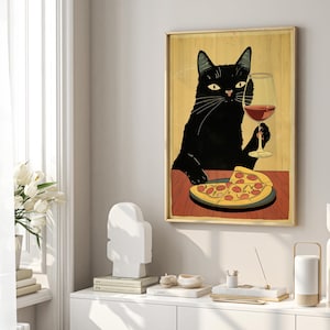 Może przedstawiać: Czarny kot z kieliszkiem czerwonego wina i kawałkiem pizzy. Kot siedzi przy stole z czerwonym obrusem. Obraz jest w stylu vintage.