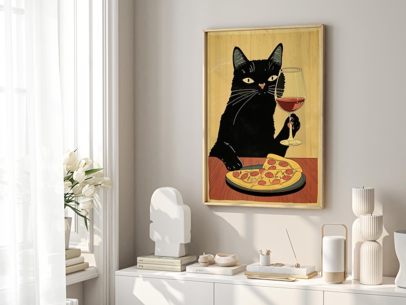Może przedstawiać: Czarny kot z kieliszkiem czerwonego wina i kawałkiem pizzy. Kot siedzi przy stole z czerwonym obrusem. Obraz jest w stylu vintage.